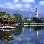 三和塔，中国云南 (Three Pagodas in Yunnan, China)